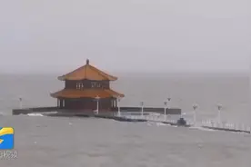 水漫栈桥！“利奇马”逼近 青岛海边掀起狂风巨浪