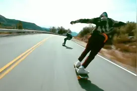 极速滑板下坡运动精彩短片 在他们的眼里没有刹车两字