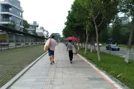 东莞小学生9.1号开学，学校提前两天送被子，有午休宿舍真好！视频封面