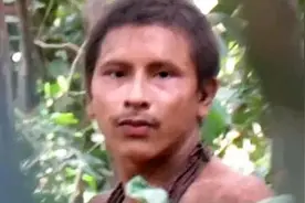 实属罕见！与世隔绝的神秘原始人露脸，赤裸胸膛猛嗅弯刀视频封面