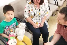 好帅气的中国男孩，美国妈妈越看越满意，简直是捡到宝了视频封面