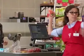 国外恶搞，收银员没有打包袋，结果这个打包方式让顾客无奈视频封面