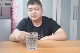 小伙收集空调 压缩机排出的冷凝水，作死试喝后再也不想体验