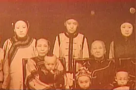 巴金原名李尧棠，出身于官宦之家，当时李家被称为“北门首富”