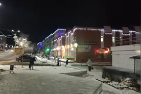 俄罗斯小城人们的夜生活，看看俄罗斯当地人晚上都做什么？视频封面