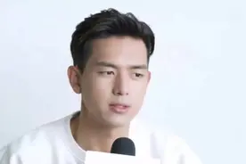 李现张一山竟是大学同学，两人打篮球杨紫在旁观看，缘分真奇妙视频封面