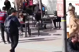 外国妹子在美国街头用中文向路人问问题，最后一个亚洲男生好可爱视频封面