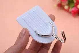 家里的粘钩不粘了？用厨房废弃物抹一抹，比新买的还牢固，厉害视频封面