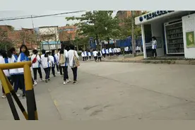 青春美少女组队前往晋江全民健身中心排练啦啦操，真给力！视频封面