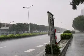 广东开平突然下大暴雨。视频封面