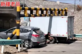 车走进桥洞出不来啦！看看这个师傅的车是怎么开的？