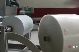 一次性杯是如何制造的？塑料膜进入机器，别一头成品就出来了视频封面