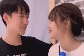 当女孩问自己是不是胖的时候，这样回答！哈哈哈视频封面