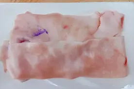 猪皮千万别扔了，大厨教你2种好吃的做法，下酒又下饭，收藏了视频封面