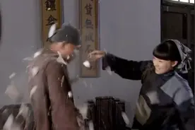 五奶奶可不是吃素的，当铺老板想拦着？一个花瓶给你爆头！