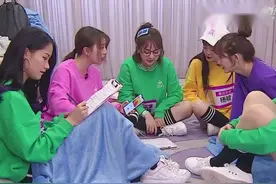 刘人语教队员练和声，杨晗，陈盈燕胳膊不够长被调侃！