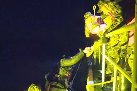 5名钓友深海遇险 山东海警上演“生死时速” 成功解救视频封面