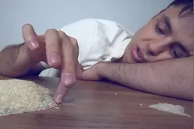 1公斤大米多少粒？外国小伙细数一遍，网友：真这么无聊吗视频封面