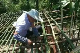 农民阿富在山上用最原始的材料和原始的方法盖房子，省钱又实用视频封面