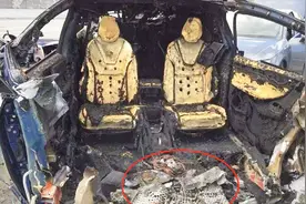 拆开自燃的特斯拉，7千多节5号电池暴露，这就是所谓的核心技术？视频封面