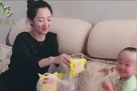 相差20岁的姐姐，把二胎弟弟宠溺成这样，画面实在太暖心了！视频封面