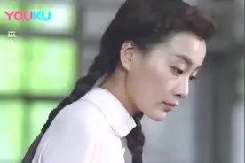 美女去工厂，不料头发被机器缠住，男子剪断长发，美女心动了视频封面
