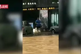 可恶！男子往积水里扔碎玻璃 民警蹚水捡出视频封面