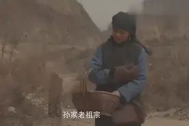 战士随口一句道出鬼子藏身处，大妈拿手雷去墓地试探视频封面