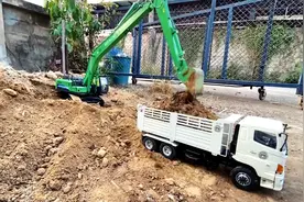 儿童挖掘机玩具，仿真绿色挖掘机给自卸车装泥土视频封面