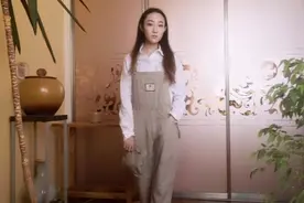 年轻时的纯棉背带裤，简单改一下，魅力还是不减当年