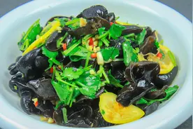 通过厨师长的凉拌木耳，才知道木耳生吃有技巧，以前都是煮熟的