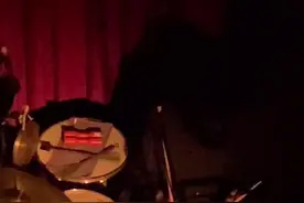 雨夜在琴声里沉醉#微醺 #酒馆 #故事与酒 #干杯🍻 #爵士