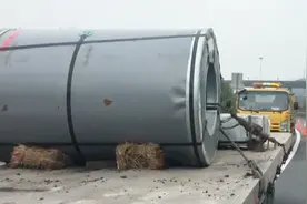 重型半挂牵引车上10吨重钢卷掉落，司机高速倒车补救视频封面