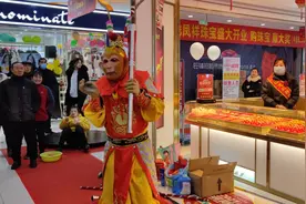 无锡胡埭黄金珠宝店开业，孙悟空表演节目助兴。视频封面