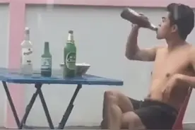 小伙子感情受伤了吗，独自一人雨中喝酒视频封面