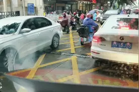 阿刚下雨接两个女儿放学  车子差点被交警拖走   下次注意视频封面