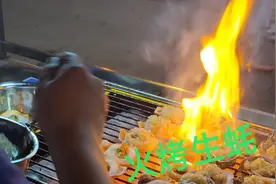 湖南老板在东莞烤生蚝，晚上出摊4小时卖500，靠什么吸引食客