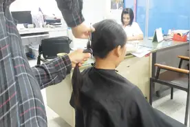 收头发的太狠了吧，大姐长发直接剪这么短还笑，给了你多少钱？视频封面