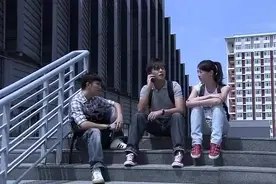 老妈开豪车来接儿子，同学们都看傻了，儿子的话把老妈逗笑了视频封面