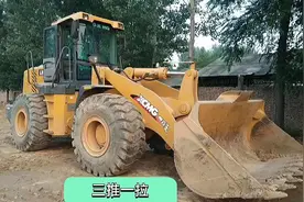 铲车司机:铲车界推平狂人，教你如何推场地，三推一拉很重要！