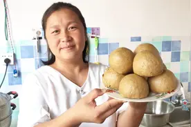 农村媳妇用老方法蒸粗粮馒头，简单省事不发面，一锅蒸8个，真香视频封面