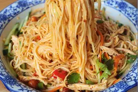 凉面，夏天没胃口就吃它，详细做法，香辣开胃，家庭做最实用了！