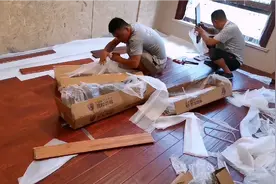 木地板安装预计七个小时完成，最后，突发状况三个小时就完成了