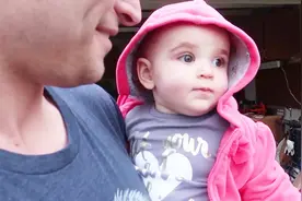 小宝宝看着自己的莲藕手臂很是发愁，下一秒小娃的举动，太好笑了