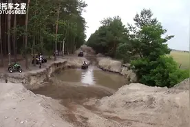 越野牛人骑ATV沙滩车爬山，车友看到一处水坑竟有人下去试探视频封面