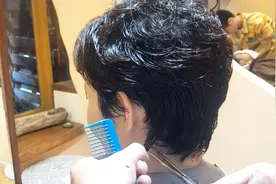 女生头发自然卷发型这样剪，剪短显年轻，很美很时尚