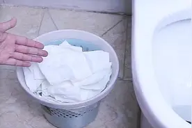 上完厕所，手纸是扔进马桶还是垃圾桶？做错的人不在少数，都看看视频封面