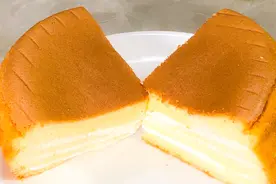 戚风蛋糕打发蛋清后再调制蛋黄糊，蓬松不开裂，可做奶油三角蛋糕