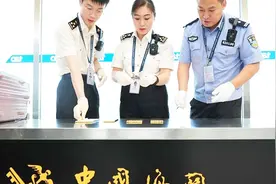 大连女子人体藏黄金出境？X光照射下，体内竟有5块黄金！视频封面