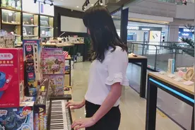 小叶逛街偶遇穿汉服小美女，单手弹小星星送给她，她会喜欢吗？视频封面